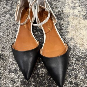 Black & white pointy flat